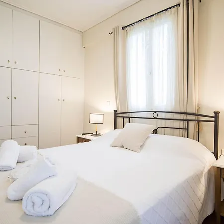 Elia Chrisso Pensión Delfos