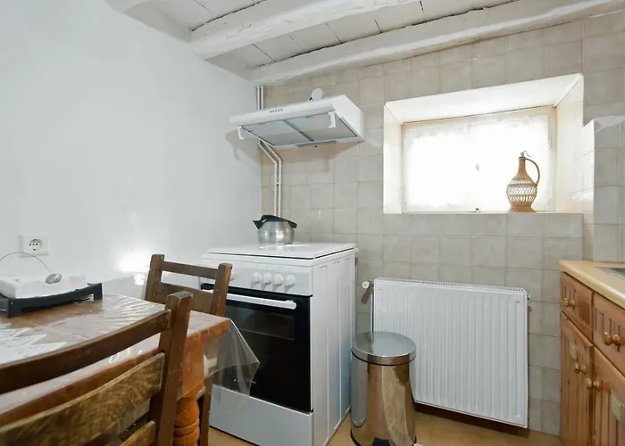 Elia Chrisso Pensión Delfos