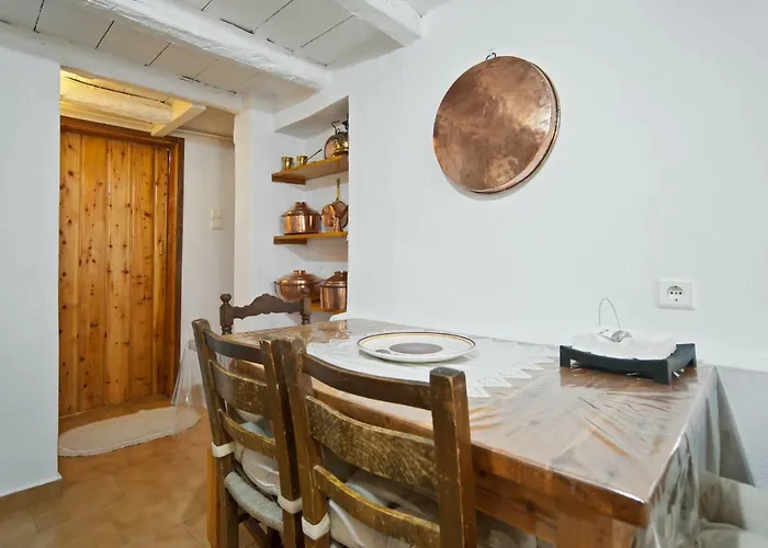 Elia Chrisso Pensión Delfos