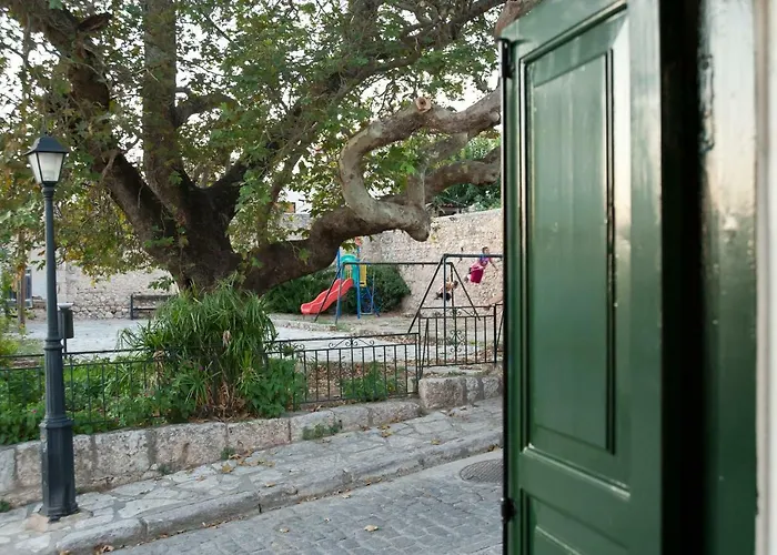 Elia Chrisso Pensión Delfos